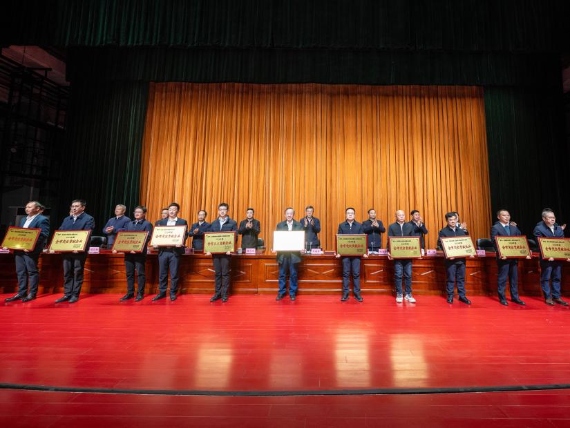 骆驼集团旗下四家公司荣获襄阳市突出贡献企业荣誉